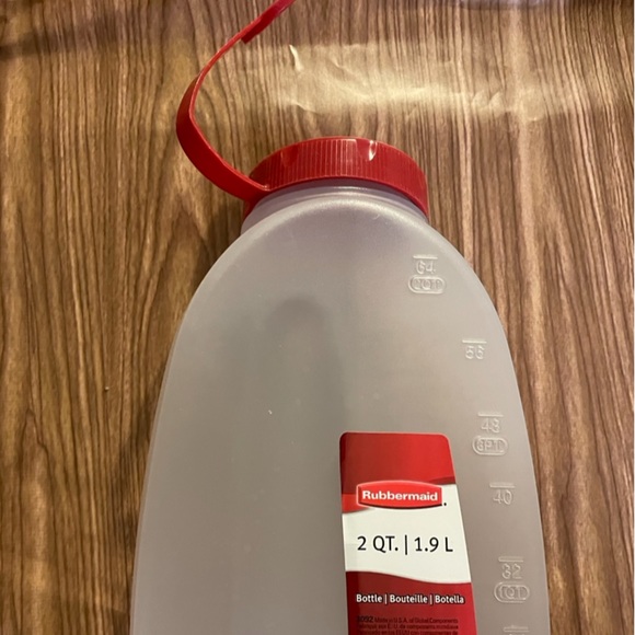 Rubbermaid, Flexible 2qt/1L Red Top & Frosted Clear Container with indented grip - Picture 6 of 14